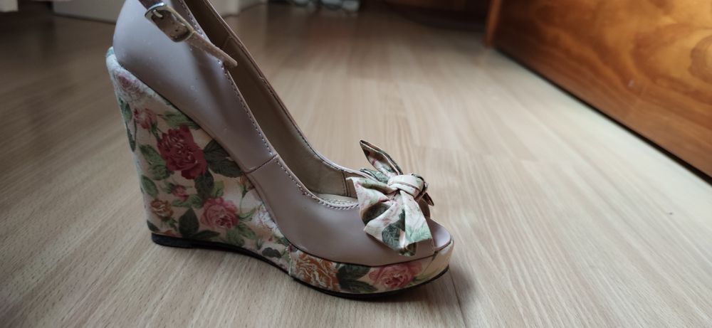 Sapatos de salto alto (cunha)