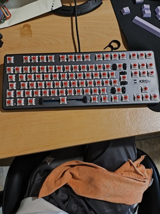 Teclado Mecânico da Krom + Keycaps e Tapetes