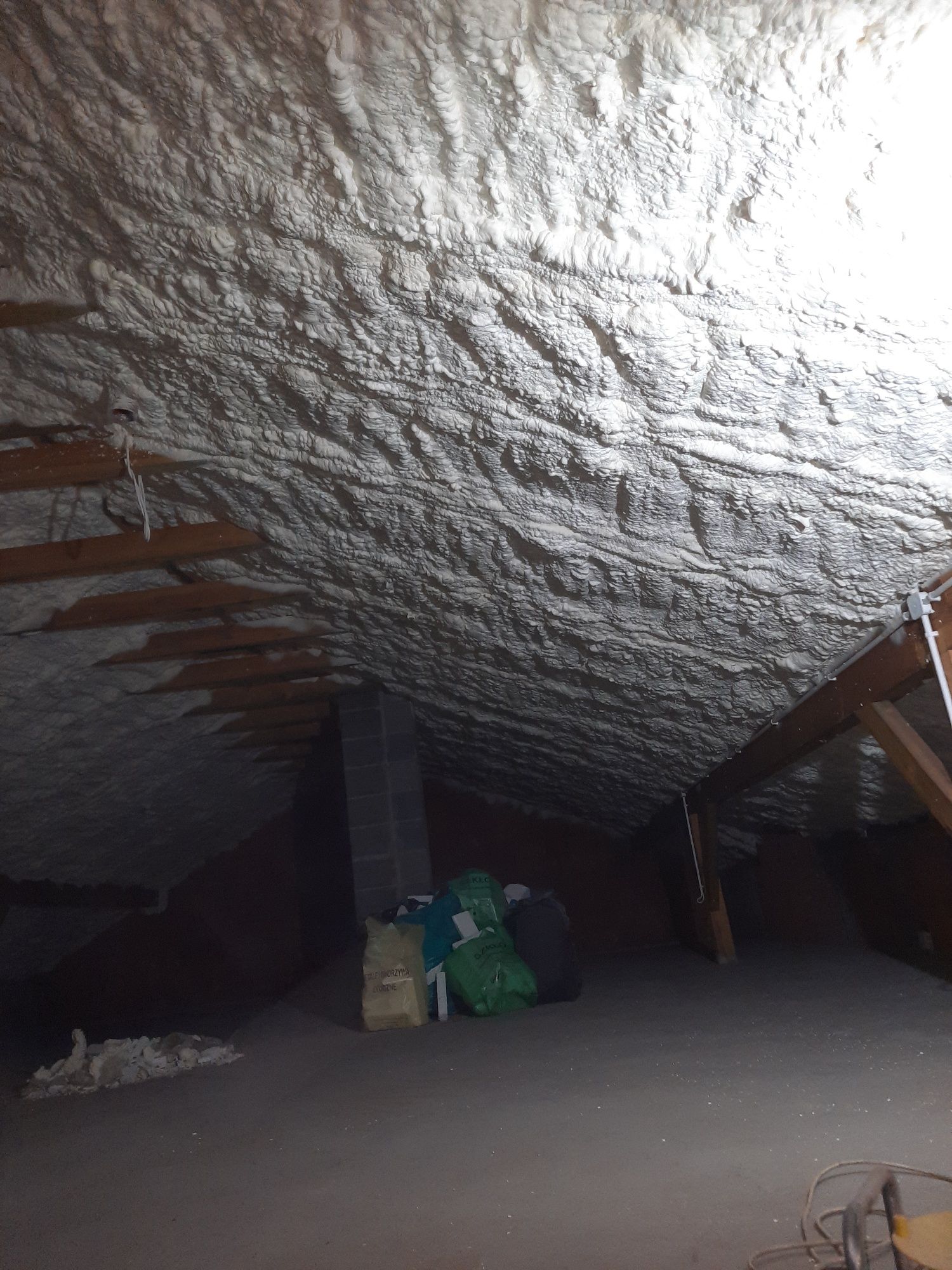 Ocieplanie pianką pur ocieplenie pianką poddasza stropy dachy izolacje