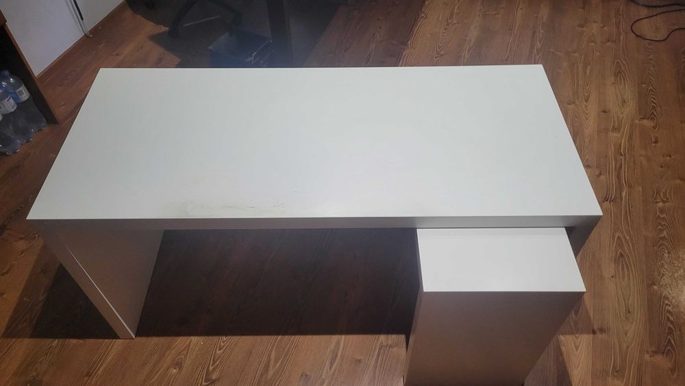 Biurko MALM białe z wysuwanym panelem