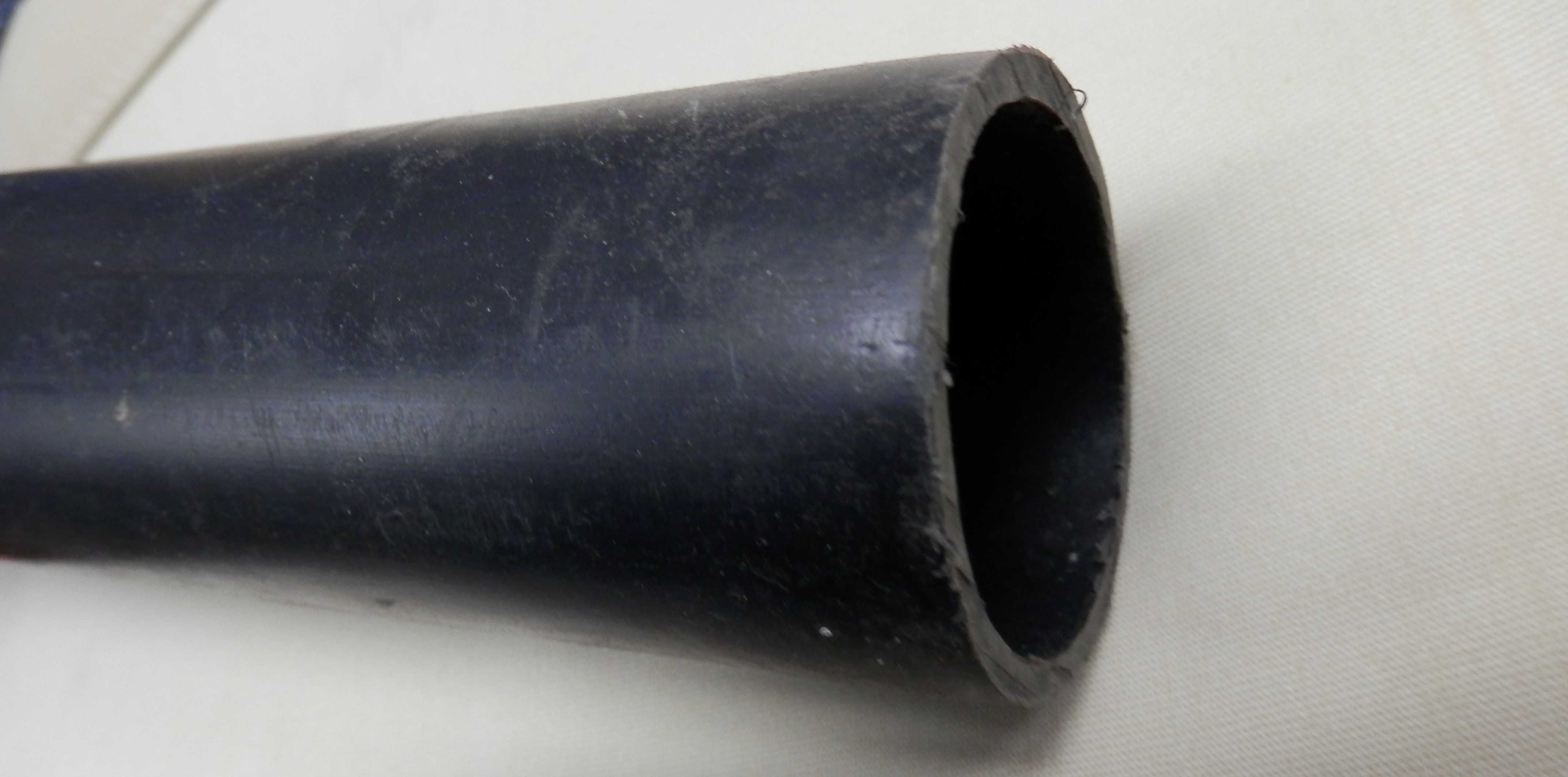 Труба  пластиковая -ПВХ   60 мм по наруже и 50 мм внутри.