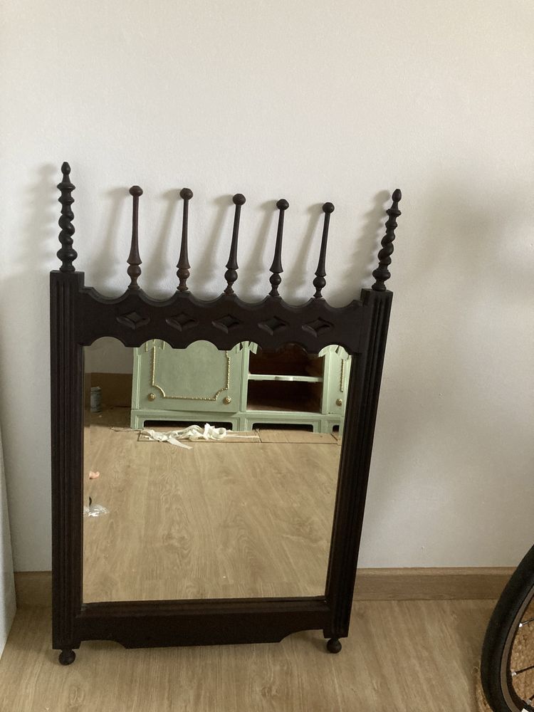 Espelho em madeira escura