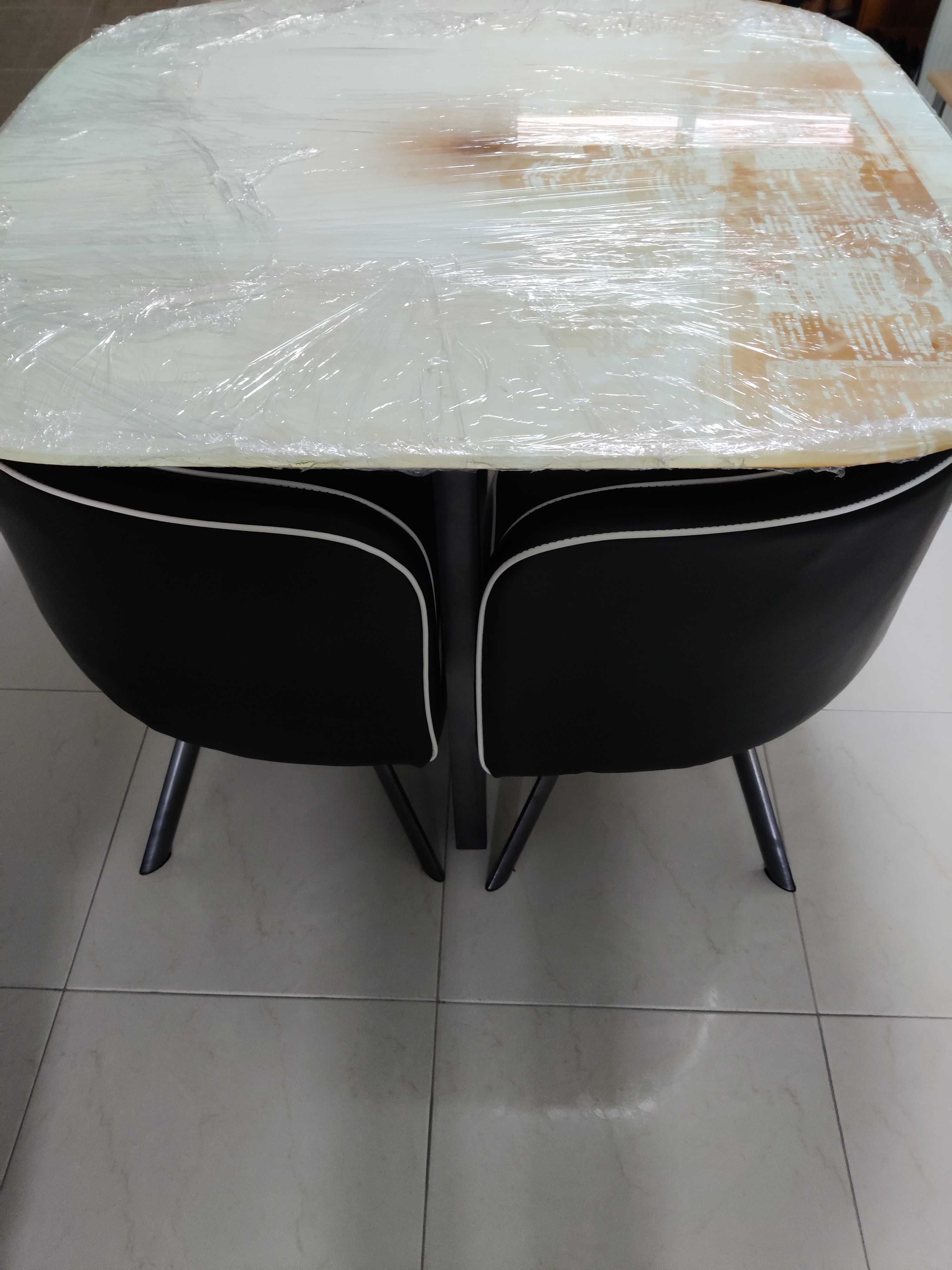 Mesa de sala com tampo em vidro temperado