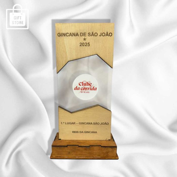Troféus em madeira e acrilico