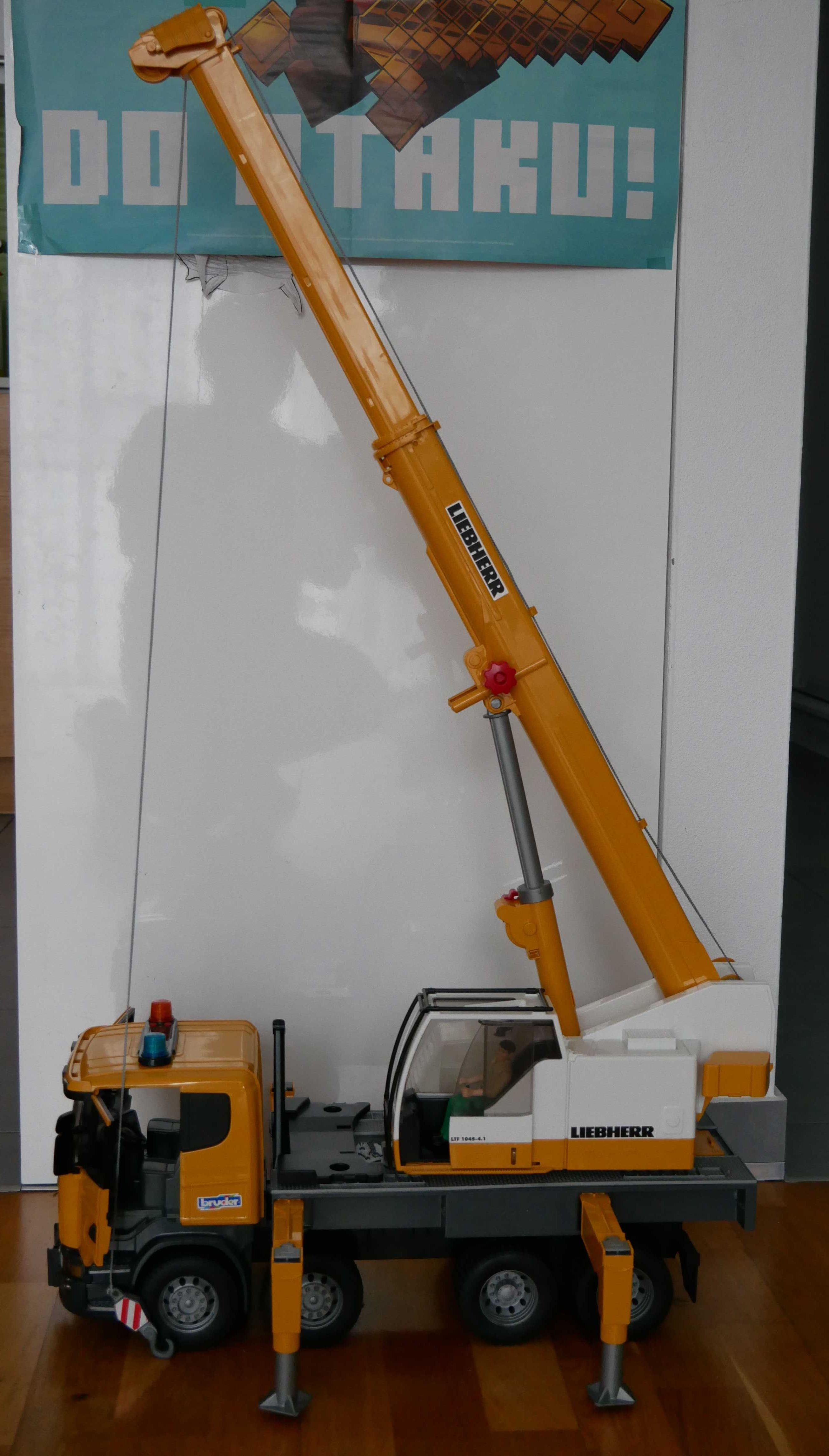 Bruder 03571 Scania Super z żurawiem Liebherr, z modułem dźwiękowym