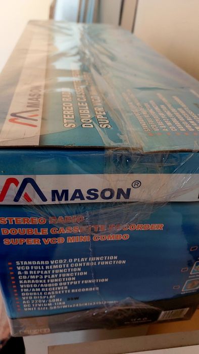 Магнитола у заводському пакуванні.