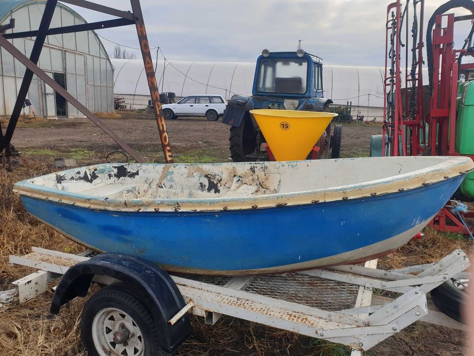Продам 2 лодки. деревянную 6,8м*1,4м шаланда баржа на доках