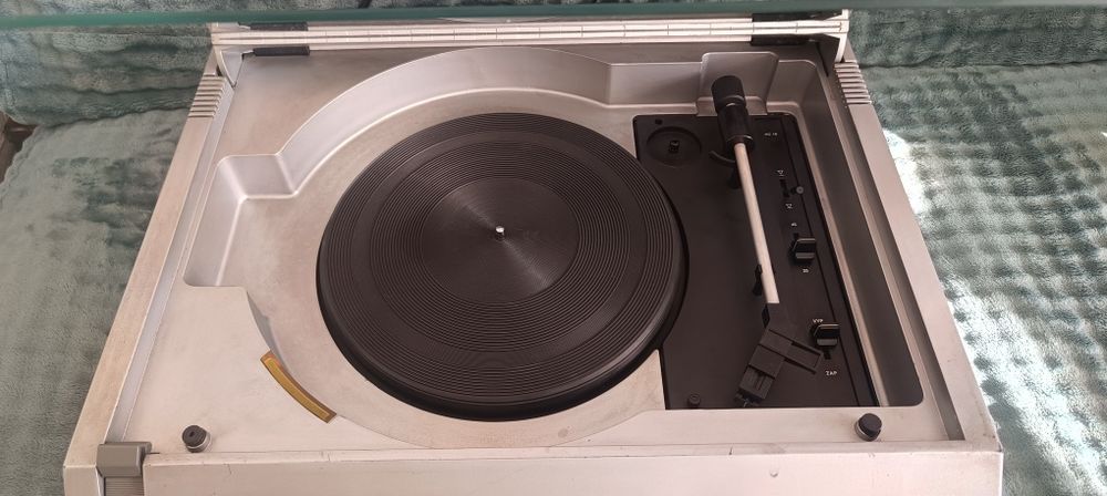 Tesla Gramorádio Dominant 1039 A – gramofon + radio retro