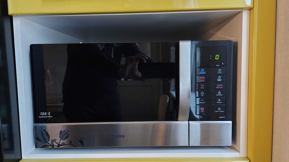 Продам мікрохвильову піч з грилем Samsung GE89MSTR- P.