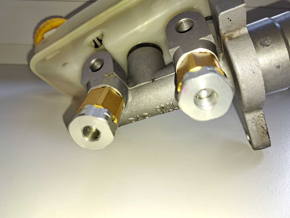 Циліндр головний гальмівний з бачком Авео T-250, T-200 без ABS