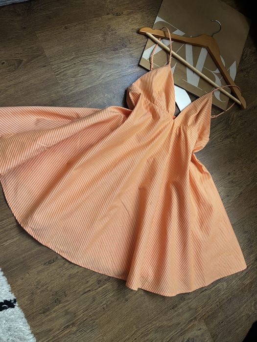 Sukienka Zara M 38 rozkloszowana z dekoltem w serek na lato