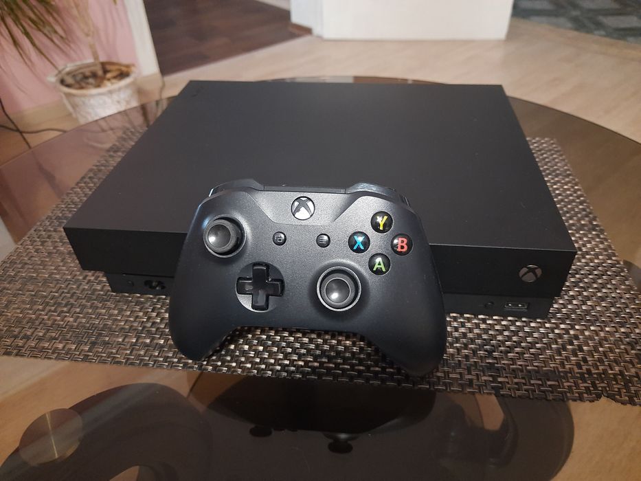 Xbox One X 1Tb + геймпад