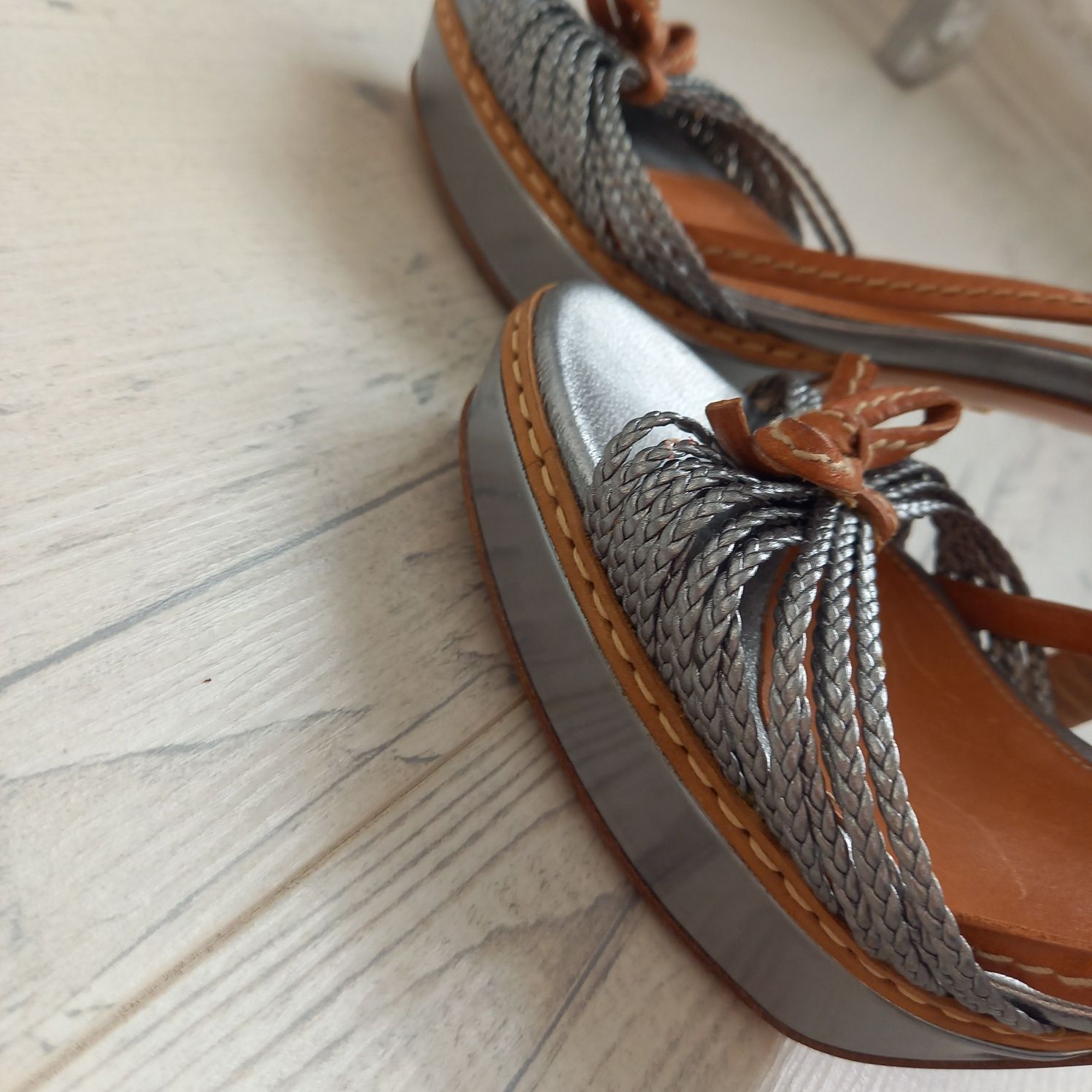 Skórzane buty na obcasie szare srebrne PRADA 39 szpilki paski sandały