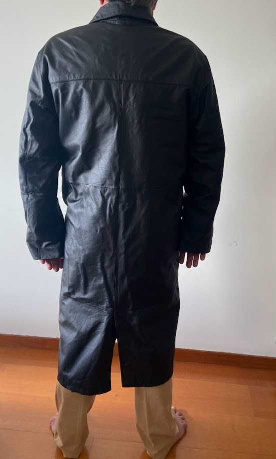 Sobretudo masculino, em pele genuína, tamanho 48. Como novo.
