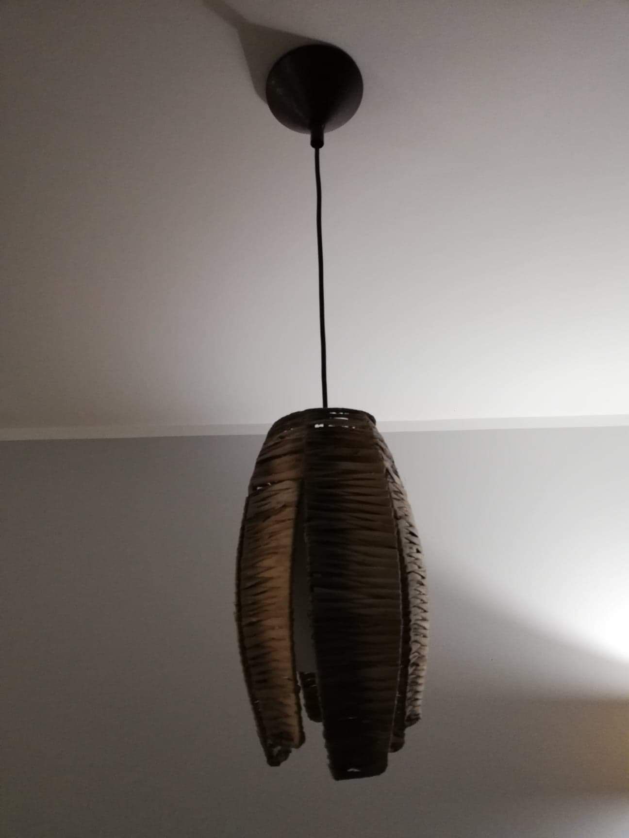 Lampa wisząca z naturalnego tworzywa