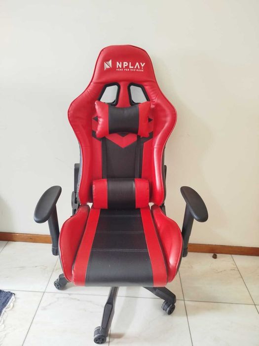 Cadeira de jogo quase nova e em ótimo estado.