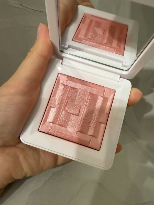 Haus Labs bio-radiant gel-powder highlighter rose quartz róż