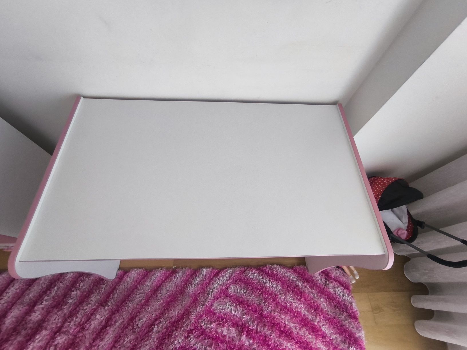 Quarto de menina rosa e branco