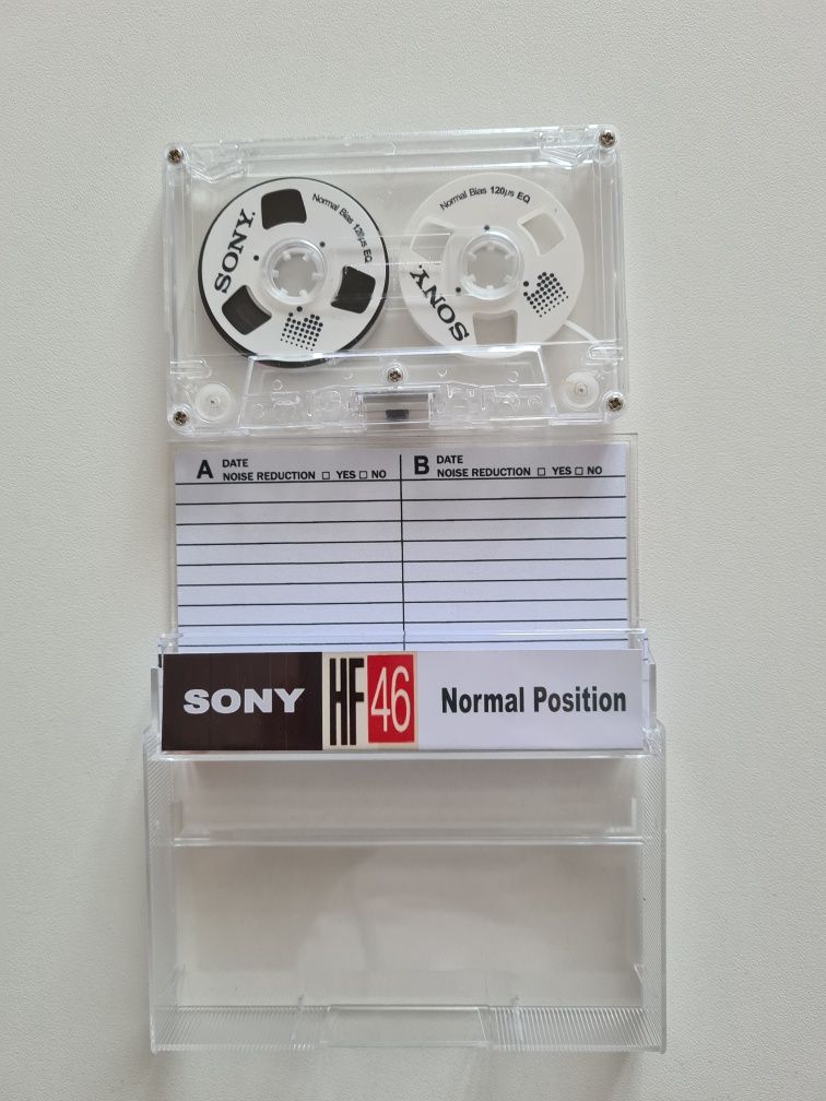 Kaseta magnetofonowa z ozdobnymi szpulkami Sony.