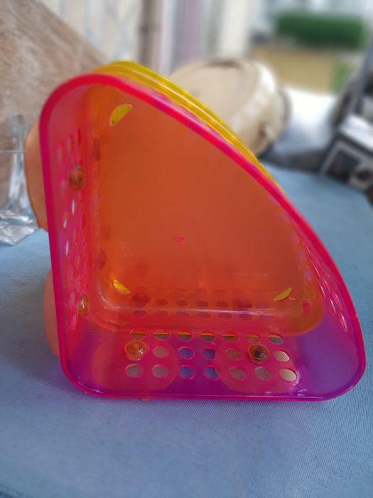 Полки пластмасові для ванної кімнати на липучках.