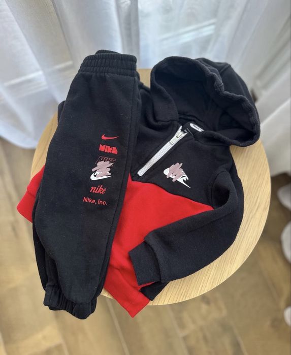 Кофта і штани (не костюм, бо різний вік)