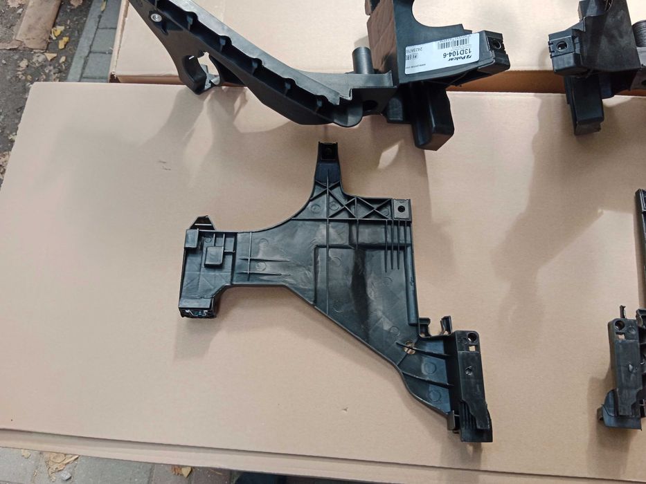 AUDI A4 B8 ślizgi pod lampy komplet lewa  + prawa strona