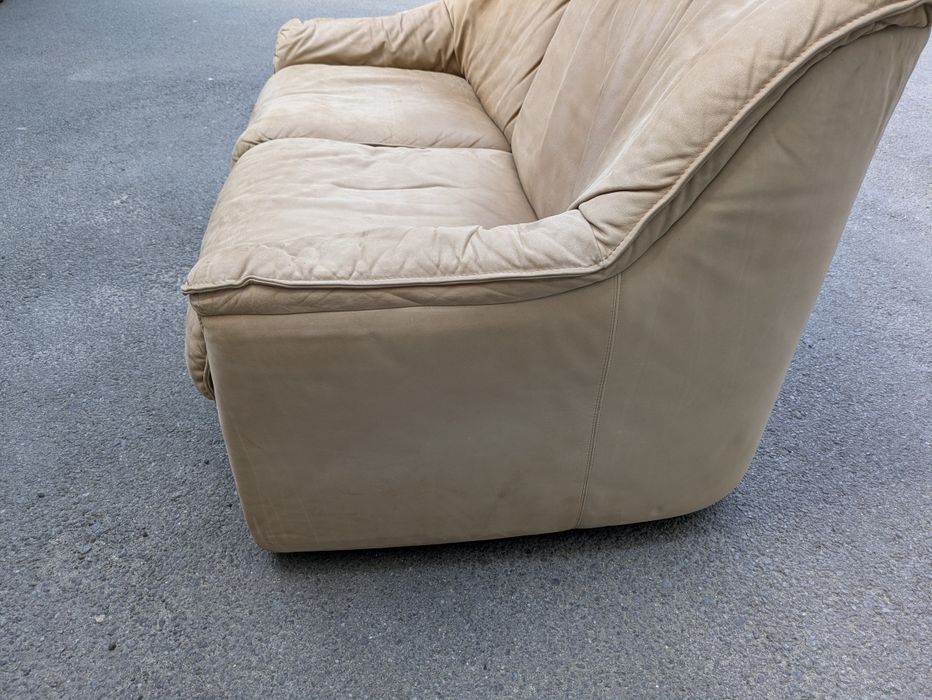 Продам два шкіряних дивана з Німеччини