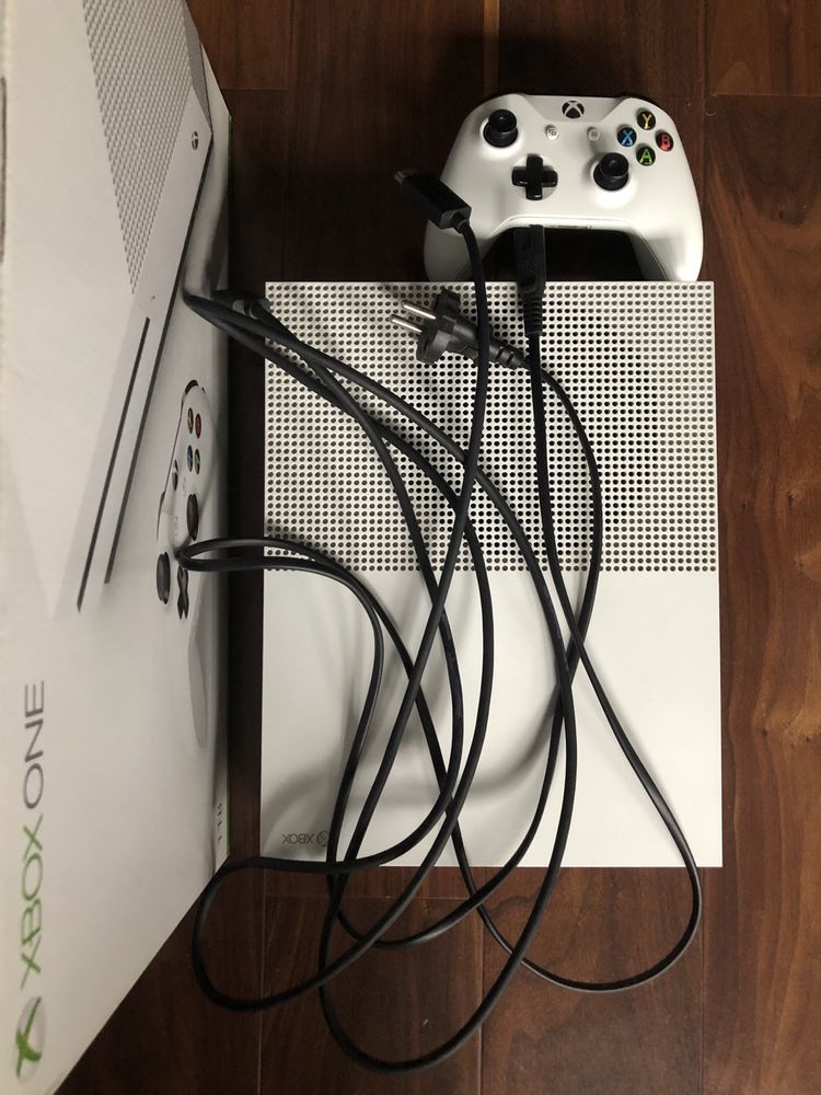 Xbox one s 1 TB + 1 pad