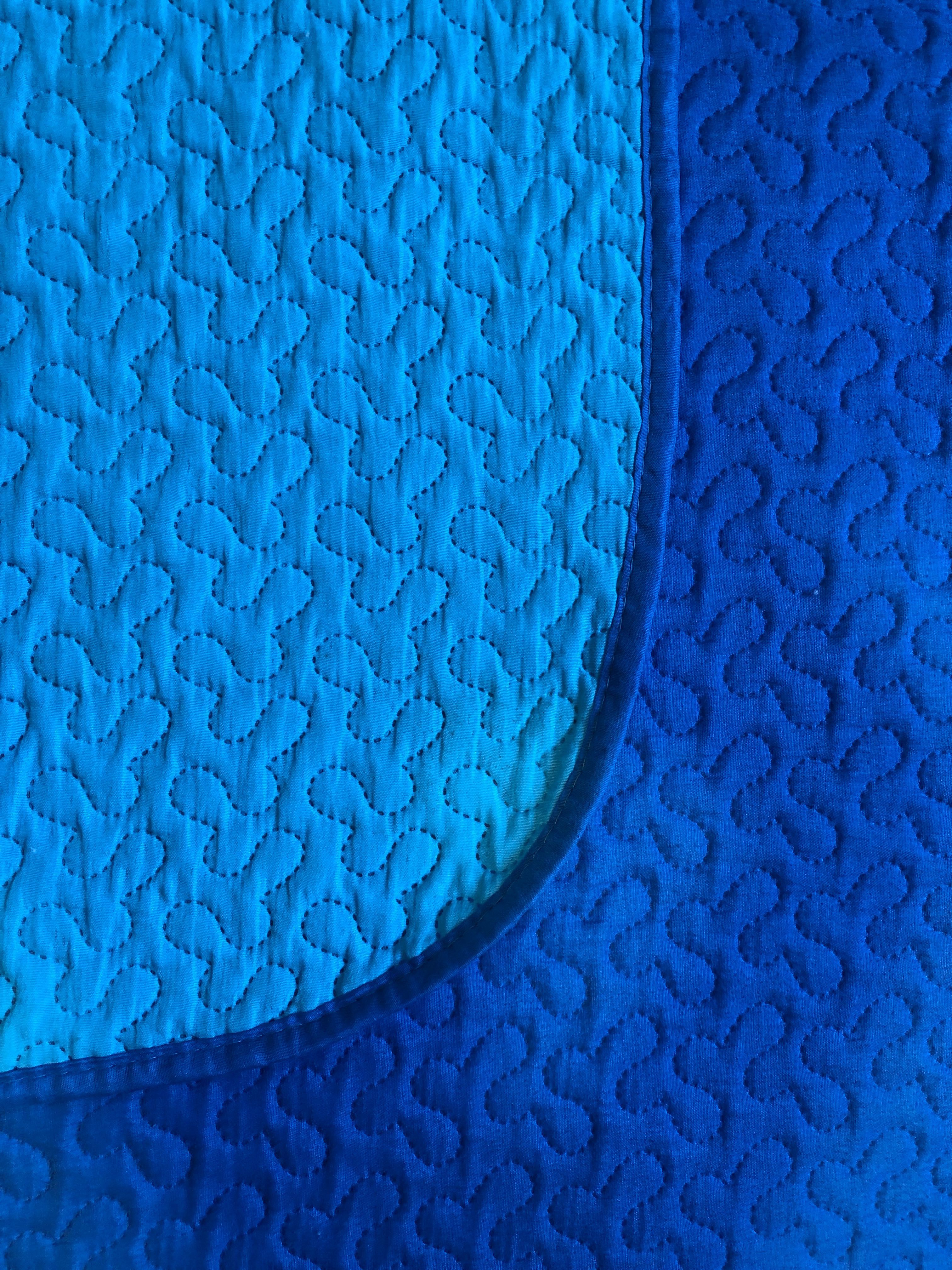 Edredão azul de dupla face para cama de corpo e meio