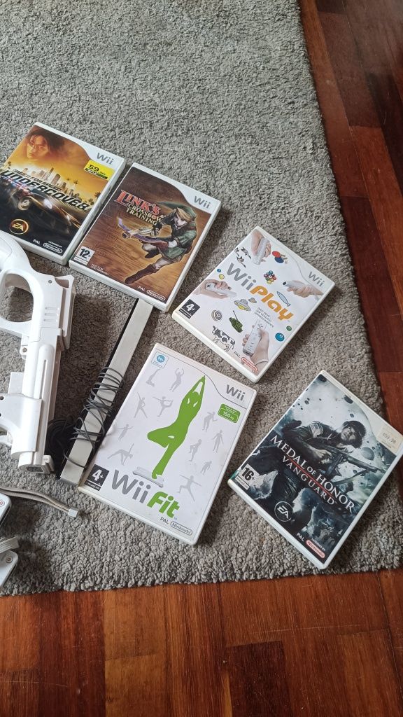 Vendo Wii com acessórios e jogos