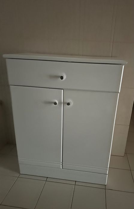 Móvel branco em bom estado