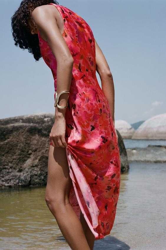 Vestido acetinado com estampado floral da Zara