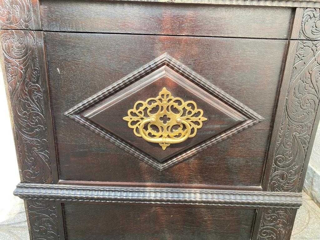 Arca de Madeira com Decoração Dourada