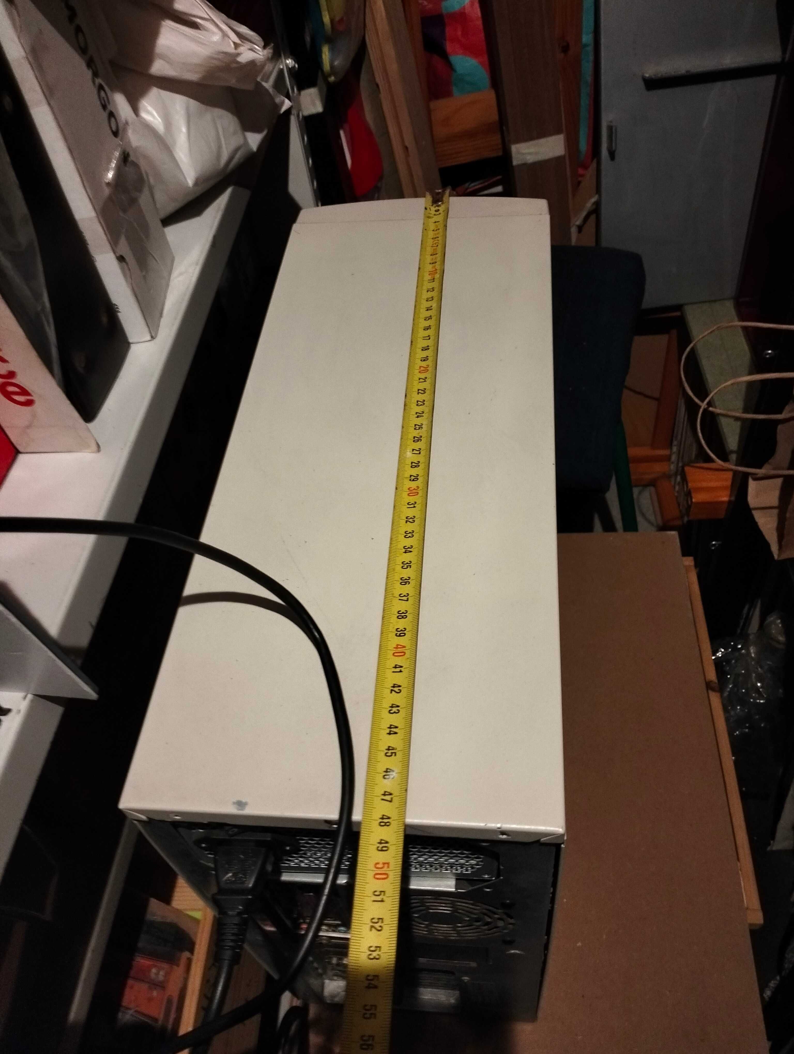 Computador desktop com monitor