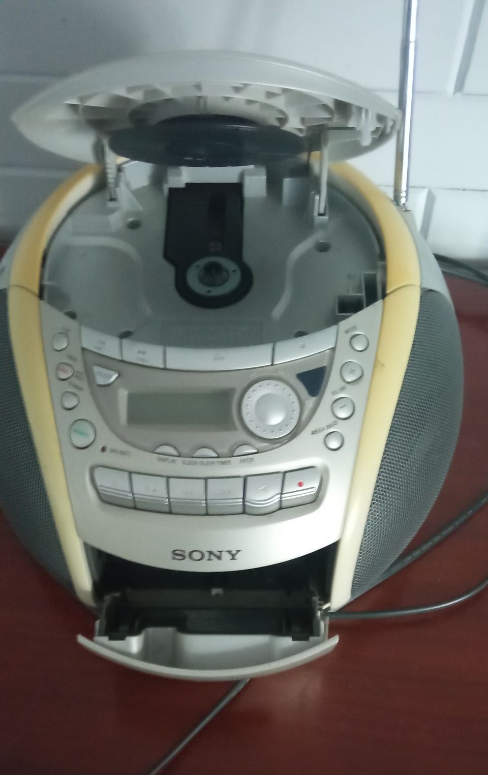 magnetofon kasetowy Sony CFD-E95L z radiem CD.