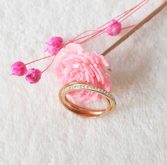 Nowy pierścionek obrączka złoty kolor białe cyrkonia celebrytka