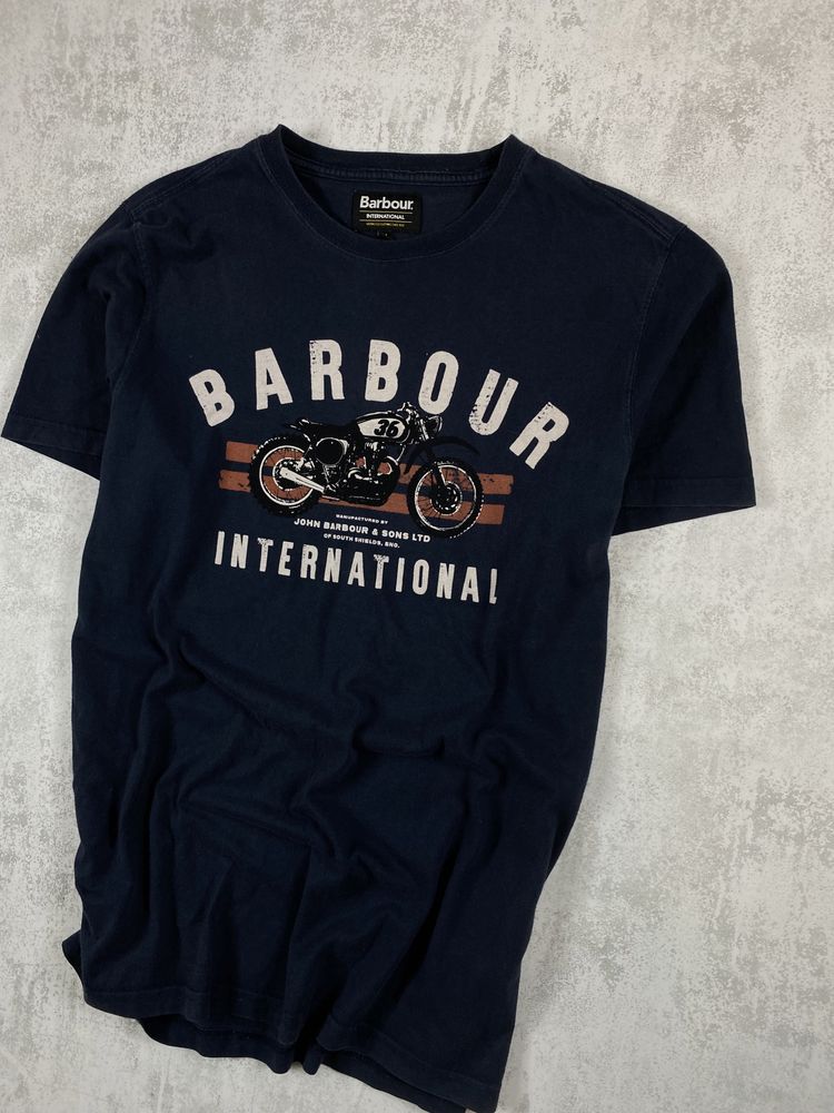 Темно-синя футболка Barbour International з яскравим логотипом