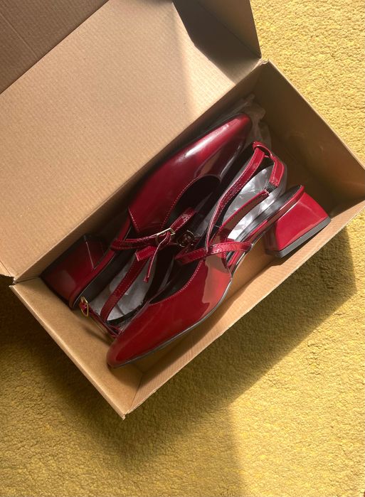 Sapatos em verniz estilo Mary Jane
