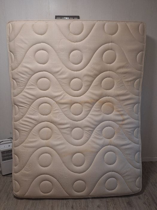 Cama  com estrado e colchão mesas de cabeceira em madeira maciça