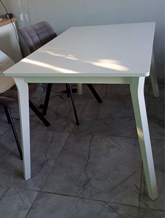 Bialy stół do salonu