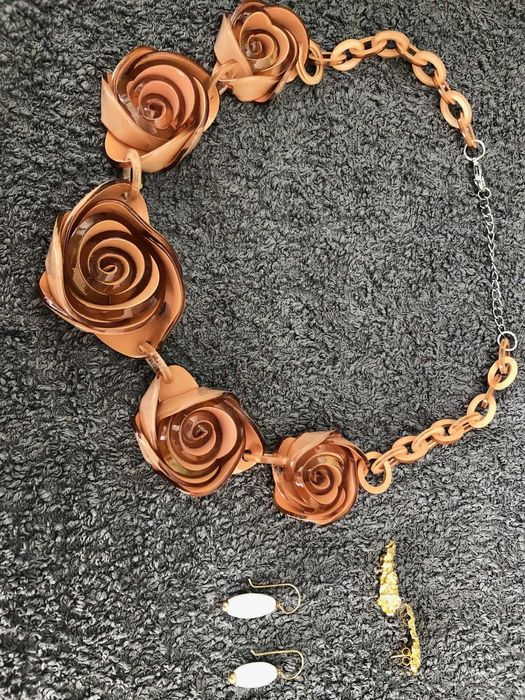 Colar de flores e 2 pares de brincos em prata da Ourivesaria O Anel