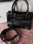 нова сумка guess