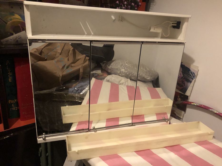 Armário farmácia metal com luz vintage