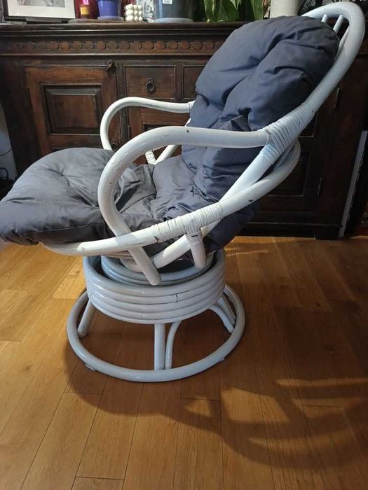 Piękny obrotowy bujany fotel z drewna