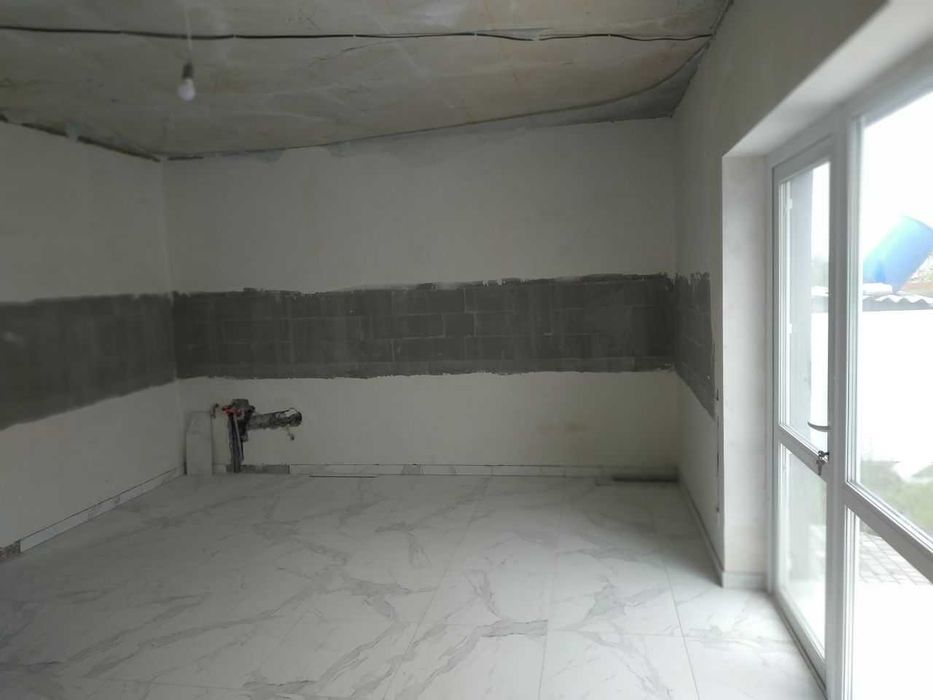 Дом Нерубайское. в центрі 2 поверхи  новий з усім пакетом документів