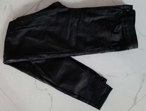 Spodnie rurki skinny czarne skórzane woskowane push up Stradivarius 36