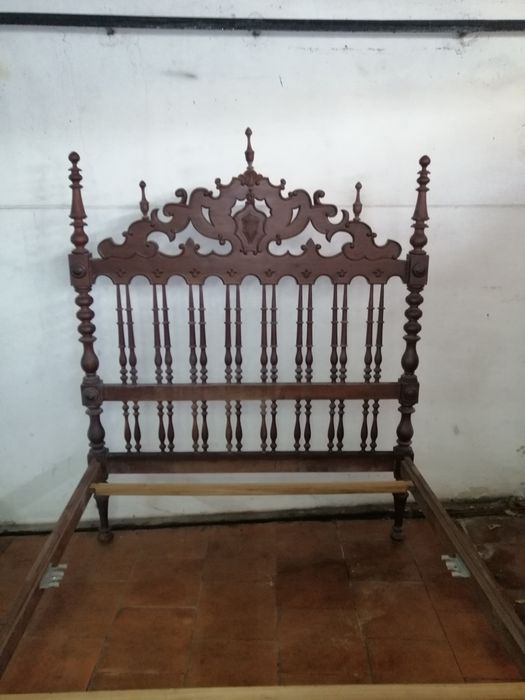 Cama casal antiga