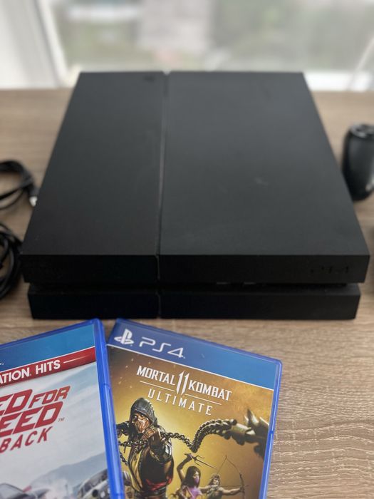 Ігрова приставка Sony Playstation 4 + дві гри