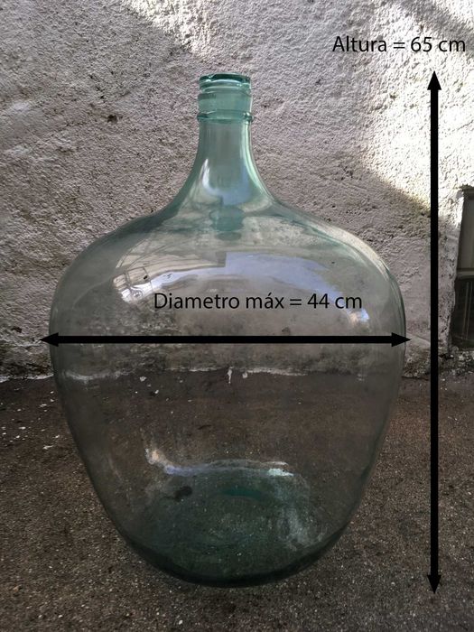 Garrafão antigo de vidro de 60 litros com rolha e com cesto em ferro