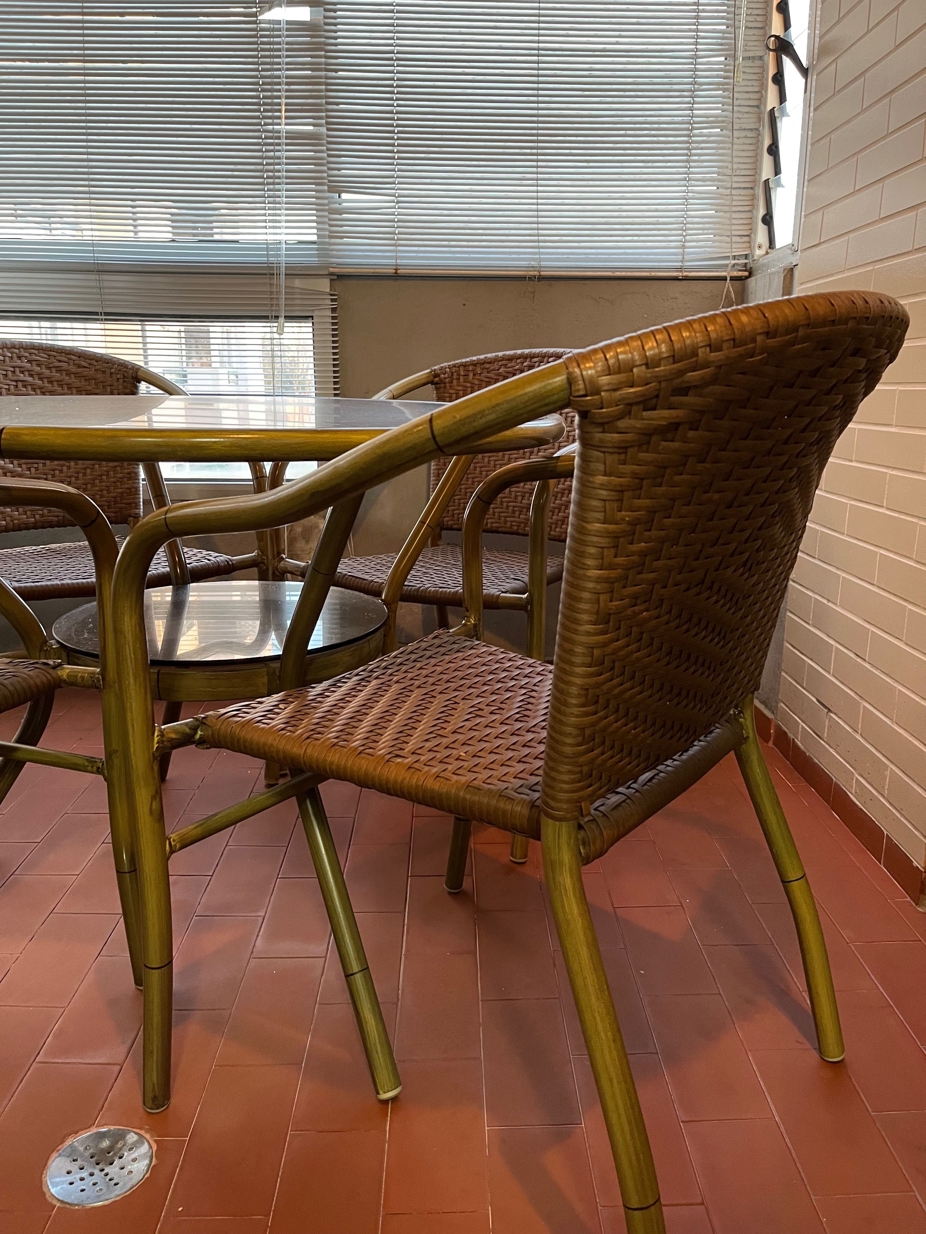 Mesa e 4 cadeiras em madeira de bambu, ideais para exterior